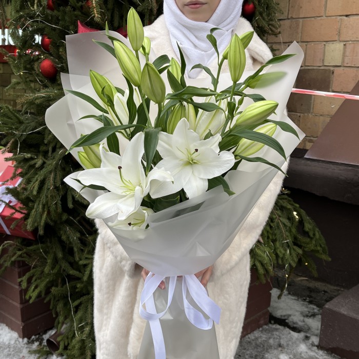 5 белых Восточных лилий